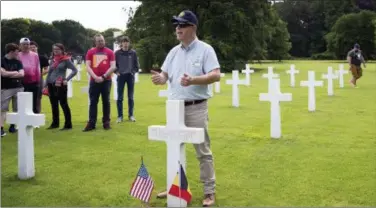  ?? VIRGINIA MAYO — THE ASSOCIATED PRESS ?? In this photo taken on Friday, June 15, 2018, Assistant Superinten­dent Vincent Joris talks by the original grave of Navy sailor Julius Pieper, at the Ardennes American Cemetery in Liege, Belgium on Friday, June 15, 2018. For decades, he had a number for a name, Unknown X-9352, at a World War II American cemetery in Belgium where he was interred. On Tuesday, June 19, 2018, Julius Pieper will be reunited with his twin brother Ludwig in Normandy, where the two Navy men died together when their ship shattered on an underwater mine while trying to reach the blood-soaked D-Day beaches.