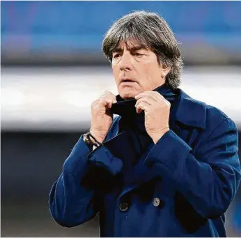  ?? Foto: Robert Michael/dpa ?? Will seinen Kurs vorerst nicht ändern: Bundestrai­ner Joachim Löw.