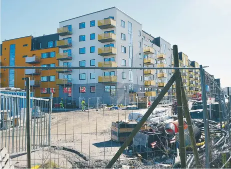  ?? FOTO: ULRICA ANDERSSON ?? RÖJNING. Sundbyberg­s stad och byggföreta­gen har gjort gemensam sak och städat upp i Ursvik under veckan. Bilden är tagen i tisdags.