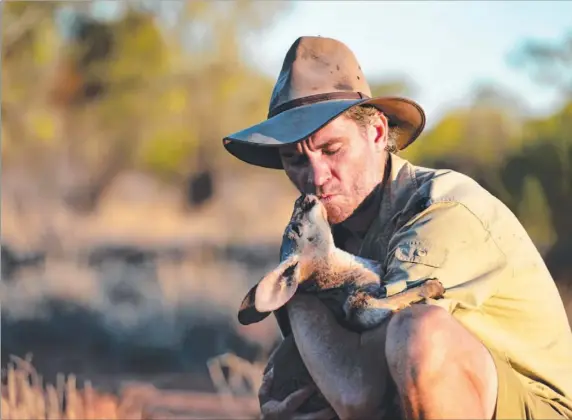  ?? Picture: CHLOE GERAGHTY ?? Alice Springs’ own Kangaroo Dundee Chris Barns, famous in the UK, has just released his first book