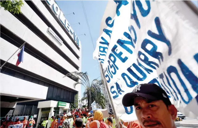  ?? SUNSTAR FOTO / AMPER CAMPAÑA ?? SAVE OUR JOBS. Displaced employees of Apo Cement Corp. hold a rally outside the Department of Labor and Employment 7 office on Wednesday, Nov. 28, to ask the government to lift the suspension of quarry operations of their company so they can return to their jobs.