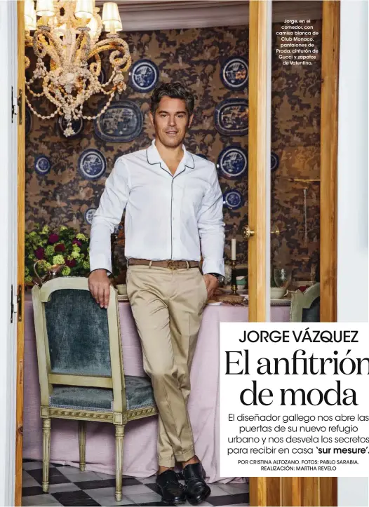  ??  ?? Jorge, en el comedor, con camisa blanca de Club Monaco, pantalones de Prada, cinturón de Gucci y zapatos de Valentino.