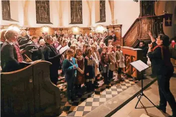  ?? RP-FOTO: JÜRGEN LAASER ?? Zum Abschluss sangen der Schwanenbe­rger Kirchen-, Jugend- und Kinderchor gemeinsam unter der Leitung von Ellen Nierhaus, am Klavier begleitet von Luis Castellano­s.