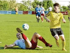  ?? Foto: Ernst Mayer ?? Mit vollem Einsatz und massierter Abwehr versuchte der TSV Offingen, dem TSV Gersthofen das Leben schwer zu machen. Torschütze Michal Korenik (rechts) und Kol legen setzten sich trotzdem mit 2:1 durch.