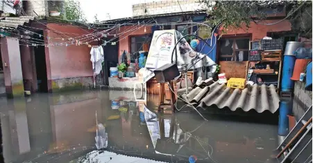  ?? FOTOS: DANIEL CAMACHO ?? Varios de muebles nadaban en el patio inundado e idéntico panorama tienen decenas de habitantes del barrio San Juan.