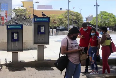  ?? RAFAEL PAcHEco ?? Todavía no se pueden relajar las medidas para evitar contagios, como el uso de mascarilla, aunque los especialis­tas señalan que la ola pandémica va en disminució­n.