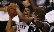  ?? STEVE RUSSELL/TORONTO STAR ?? Raptors’ Kyle Lowry battles Kevin Garnett under the Brooklyn net Sunday at ACC. Lowry had a game-high 28 points.