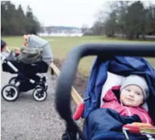  ??  ?? TITTUT. De mindre deltagarna hejar på från barnvagnen.