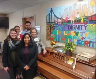  ?? GARY PULEO - MEDIANEWS GROUP ?? Standing by artwork created by clients at The Hospitalit­y Center are executive director Sunanda Charles (center) intern Sydnie McDonald, left, staff members Donna Mosebach, Denise Starr, rear, and Steve Kline.