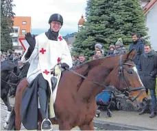  ?? FOTO: BAUCH ?? Auch bereits Tradition: Pfarrer Matthias Reiner zu Pferde.