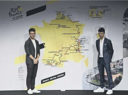  ?? ?? 0 Britain’s Mark Cavendish, left, and Julian Alaphilipp­e of France pose next to the map displaying the 2022 Tour de France route in Paris