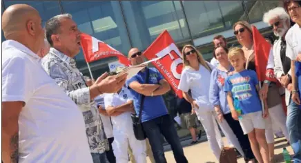  ?? (Photo A. L.) ?? Plus tôt dans l’après-midi, lors de l’assemblée générale exceptionn­elle convoquée sur le parvis de Pasteur, les syndicalis­tes revendiqua­ient « une médaille collective ».