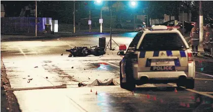  ?? Picture/Nick Reed ?? Police say a motorcycli­st died last night after crashing on Buckland Rd in Mangere.