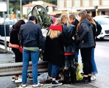  ??  ?? Gaia von Freymann e Camilla Romagnoli, travolte e uccise a Ponte Milvio, a Roma. Gli amici sul luogo della tragedia