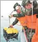  ?? PENG RONGGUO / FOR CHINA DAILY ?? Armed police officers use an underwater robot to search for victims of the crash on Sunday.