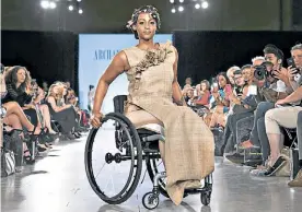  ??  ?? Perseveran­te. La modelo Leslie Irby, en silla de ruedas tras un choque.