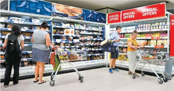  ?? NEIL HALL/EFE ?? Los grandes supermerca­dos deben cancelar los pedidos para eliminar el exceso de inventario­s.