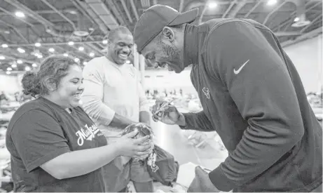  ?? Brett Coomer photos / Houston Chronicle ?? The Texans were only in town for a bit more than a day when they started to brighten the spirits of those who have been displaced from their homes. After returning from the Dallas area on Wednesday, players and coaches visited the shelter at NRG Center...