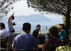  ??  ?? 4 L’escale du plat chaud, un merveilleu­x moment sur les hauteurs du domaine de la Bégude, entre terre et mer.