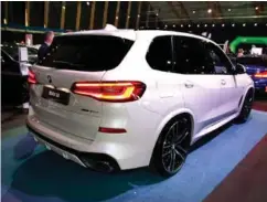  ?? FOTO: TOR MJAALAND ?? Nye BMW X5 er båder større og kraftigere enn dagens modell. Den kommer som ladbar hybrid med imponerend­e stor elektrisk rekkevidde.