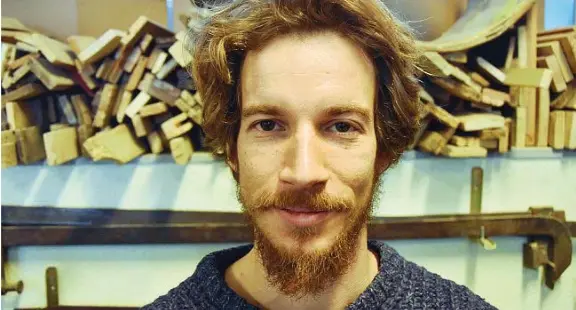  ??  ?? Ottimismo Leonardo Boniforti, 36 anni, ha iniziato la sua attività 13 anni fa: «Quando ho iniziato a lavorare il legno non pensavo che sarebbe diventato un mestiere»