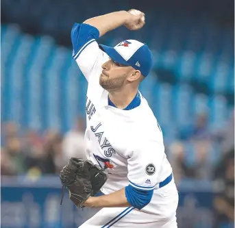  ??  ?? Le lanceur Marco Estrada montre une ronflante moyenne de points mérités de 5,68. Il a débuté la rencontre de mardi des Blue Jays de Toronto face aux Yankees de New York. La Presse canadienne: Fred Thornhill