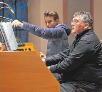  ?? FOTO: CHRISTEL VOITH ?? Stefan Göttelmann an der Orgel von St. Gallus, Jakob Frisch assistiert.