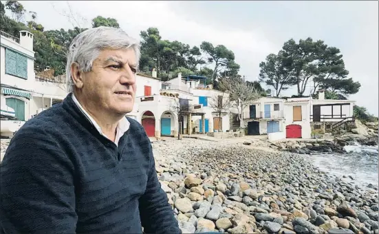  ?? PERE DURAN / NORD MEDIA ?? Martí Sabrià fotografia­do en cala S’alguer de Palamós, frente a las pintoresca­s barracas de pescadores