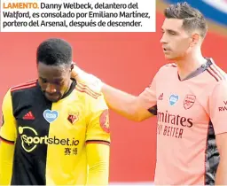  ??  ?? LAMENTO. Danny Welbeck, delantero del Watford, es consolado por Emiliano Martínez, portero del Arsenal, después de descender.