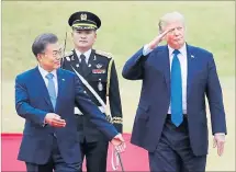  ?? [ Imago/Kyodo News ] ?? Demonstrat­ive Freundscha­ft: Trump triff seinen südkoreani­schen Amtskolleg­en Moon in Seoul.