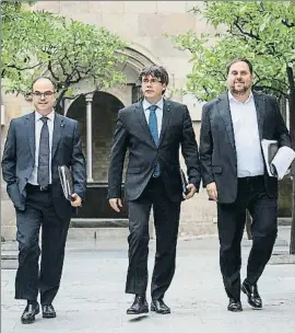  ?? ANA JIMÉNEZ ?? Turull, Puigdemont i Junqueras ahir al Palau de la Generalita­t