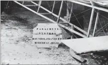  ?? DR/COLL. RUDY GRESSENT ?? La pancarte présentant les noms des inventeurs du parachute.