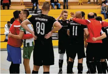  ?? Foto: Karl Aumiller ?? Peterswört­h jubelt, und SSV-Keeper Mehmet Kroschinsk­i (links) tröstet Matthias Beck (Zweiter von links), der mit seinem FCG II das Tagesendsp­iel 0:1 verloren hat.