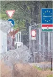  ?? FOTO: DPA ?? Der Zaun an der ungarisch-serbischen Grenze soll vor allem die Flüchtling­e fernhalten.