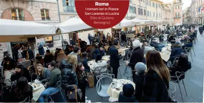  ?? (foto di Giuliano Benvegnù) ?? Roma
I romani ieri in Piazza San Lorenzo in Lucina