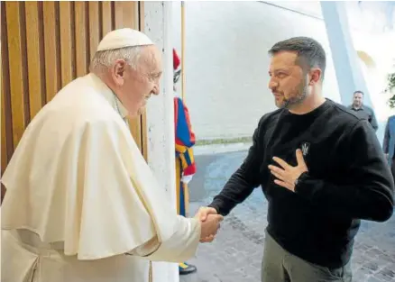  ?? Foto: E. P. ?? El papa Francisco y el presidente de Ucrania, Volodomir Zelenski, se reúnen en el Vaticano.