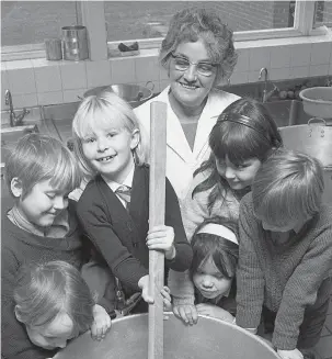  ?? ?? Holyport children created a giant Christmas pudding in 1971. Ref:134068-1