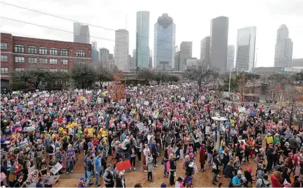  ?? Melissa Phillip photos / Houston Chronicle ?? Thousands gather at Water Works at Buffalo Bayou for the Houston Women’s March to City Hall on Saturday. The march was one of more than 200 planned across the country and attracted an estimated 20,000 participan­ts, according to the march’s founder.