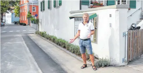  ?? FOTO: ANDY HEINRICH ?? Einmal rund ums Haus hat die Telekom in den vergangene­n Tagen die Straße vor dem Amtshof aufgerisse­n – jetzt ist Stefan Wocher froh, dass wieder Ruhe eingekehrt ist.