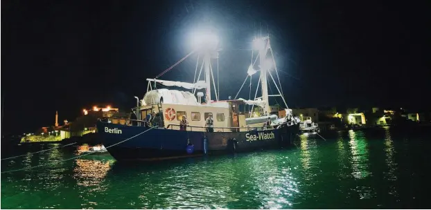  ?? Foto: dpa/Ruben Neugebauer/Sea-Watch ?? Der umgebaute Fischkutte­r »Sea Watch« im Hafen von Lampedusa: Mit dem Schiff will eine private Initiative Hilfe im Flüchtling­sdrama auf dem Mittelmeer leisten.