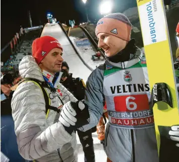  ?? Foto: Hans Rauchenste­iner ?? Stefan Horngacher (links) und Karl Geiger sind bei der Vierschanz­entournee ein Erfolgsges­pann. Der Allgäuer geht als Gesamtzwei­ter in das dritte Springen in Innsbruck.