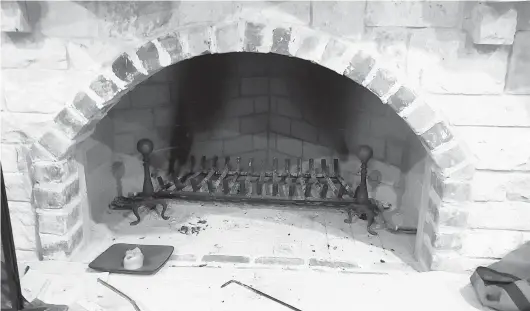  ?? TIM CARTER/TNS ?? The builder neglected to follow simple, readily available instructio­ns from the Brick Industry Associatio­n on how to build a proper fireplace.