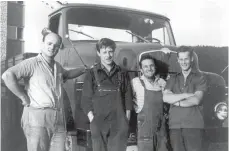  ?? FOTO: GRIESHABER ?? Heinrich Grieshaber (Zweiter von links) im Fuhrpark des Vaters: „Ich war immer ein Getriebene­r.“