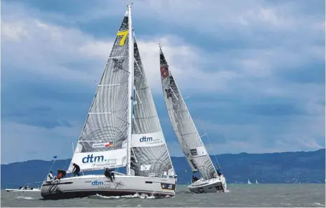  ?? FOTO: VOLKER GÖBNER ?? Spannende Zweikämpfe gibt es in Langenarge­n über Pfingsten: Die Spitzenseg­ler messen sich am Bodensee.