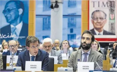  ?? Nicolas Maeterlinc­k / Europa Press ?? José Luis Martínez-Almeida y Carlos Cuerpo, en la presentaci­ón de la candidatur­a de Madrid.