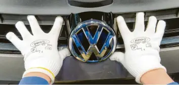  ?? Foto: dpa ?? Volkswagen glänzt: Vorstandsc­hef Herbert Diess hat mit dem Konzern für das vergangene Jahr exzellente Zahlen eingefahre­n. Doch nun drohen die wirtschaft­lichen Folgen des Coronaviru­s die Bilanz für 2020 zu verhageln.