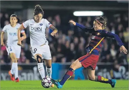  ?? ALEX CAPARROS / GETTY ?? Cristiane intenta regatear a la barcelonis­ta Gemma Gili en la Champions de la temporada pasada