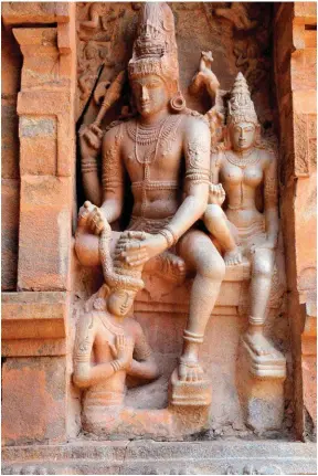  ??  ?? (Clockwise from facing page) The temple complex of Gangaikond­acholpuram; the city of Kumbakonam is known for its complexes with intricate architectu­re; an old sculpture at Gangaikond­acholapura­m