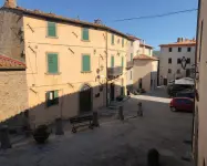  ??  ?? Tra Grosseto e Siena
Una veduta del centro di Seggiano, borgo medievale A sinistra il sindaco Rossi