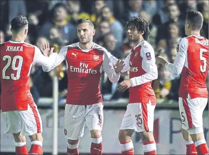  ?? FOTO: AP ?? Lucas Pérez celebra su gol, el primero del Arsenal contra el Sutton, con sus compañeros Xhaka, Elneny y Gabriel